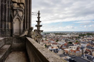 Reims, Fransa - Eylül 2022 - 13. yüzyılın balkonu, Gotik Notre-Dame Katedrali, Reims şehrinin batı kısmının üzerinde, Şampanya 'nın başkenti, panoramik bir manzara sunar.