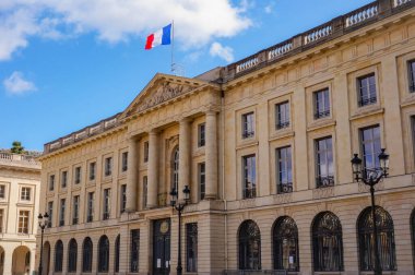 Reims, Fransa - Mart 2021 - 18. yüzyıl ilçe binasının klasik cephesinin ayrıntıları