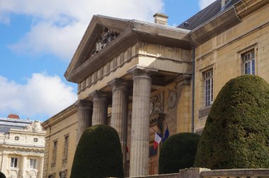 Reims, Fransa - Mart 2021 - Myron Herrick Meydanı 'ndaki Adalet Sarayı' nın ana cephesi ve taş kaplaması, 19. yüzyıl, çeşitli yargı mahkemelerinin bulunduğu Neo-Grec binası