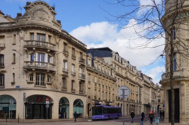 Reims, Fransa - Mart 2021 Rue de Carnot, Cours Langlet, Rue de Vesle ve Rue du Trsor caddelerinin kesiştiği yer.