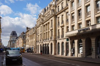 Reims, Fransa - Mart 2021 - Rue de Carnot caddesi perspektifi, zarif eski kasaba evleri ile kaplıdır; uzaktaki, 