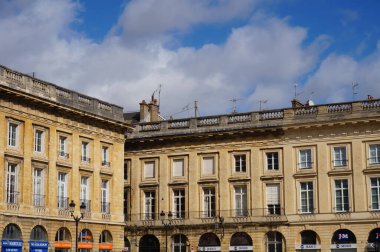 Reims, Fransa - Mart 2021 - Şehrin tarihi merkezinde, 18. yüzyılda Royale Meydanı 'nda inşa edilen çatısı taş balyaları ve zemin katında kemerleri olan klasik tarzda kasaba evleri