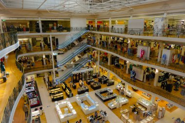 Reims, Fransa - Haziran 2021 Yerel Galeriler Lafayette 'in lüks, çok katlı manzarası, Rue de Vesle Caddesi' nde, moda alanında uzmanlaşmış tanınmış bir Fransız perakende zinciri.