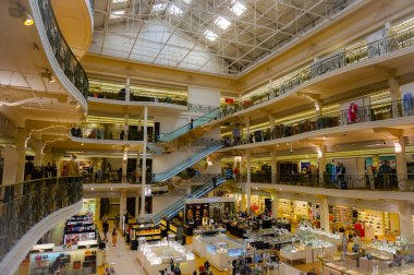 Reims, Fransa - Haziran 2021 Yerel Galeriler Lafayette 'in lüks, çok katlı manzarası, Rue de Vesle Caddesi' nde, moda alanında uzmanlaşmış tanınmış bir Fransız perakende zinciri.