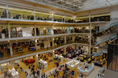 Reims, Fransa - Haziran 2021 Yerel Galeriler Lafayette 'in lüks, çok katlı manzarası, Rue de Vesle Caddesi' nde, moda alanında uzmanlaşmış tanınmış bir Fransız perakende zinciri.