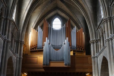 Reims, Fransa - Haziran 2021 - Saint-Jacques Kilisesi 'nin büyük organı; kilise 12. yüzyılda inşa edildi, org çok daha sonra 1962 yılında üretici Danion-Gonzalez tarafından kürsüye eklendi.