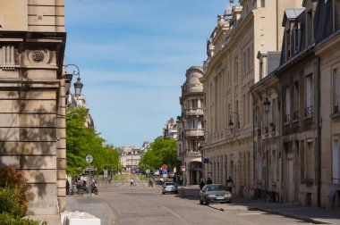 Reims, Fransa - Mayıs 2021 - Rue du Tresor 'a bakış açısı ve Cours Lenglet, De Vesle ve Carnot caddelerinin köşesinde, şehrin tarihi merkezinde Adalet Sarayı' nın yanında