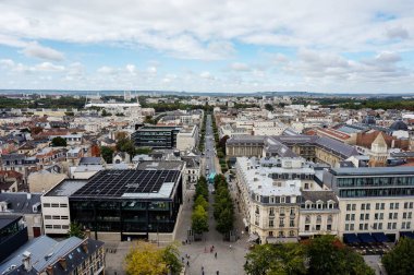 Reims, France - Eylül 2022 - Şehrin batı kesimindeki Katedral 'den panoramik manzara, Rue Libergier ve Jean Falala Kütüphanesi' nin ön cephedeki perspektifi