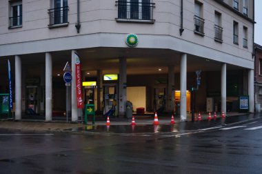 Reims, Fransa - 14 Ekim 2022 - Ceres Caddesi 'ndeki kapalı bir benzin istasyonu, enflasyon ve savaş bağlamında yaşanan grev nedeniyle doğal gaz sıkıntısı nedeniyle kapatıldı: inşaat konileri ile erişim yasaklandı