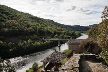 Fransa 'nın güneyindeki yapraklı Aveyron kırsalındaki Brousse-le-Chteau kalesinin ortaçağ surlarından görülebilen Tarn Nehri Vadisi üzerindeki güzel panoramik manzara.