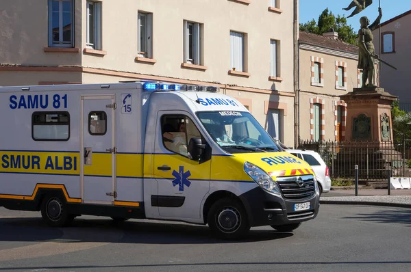 法国阿尔比 2022年7月 阿尔比紧急移动式复苏结构 Smur 和塔恩紧急医疗救助服务 Samu 的救护车启动 对救援干预做出回应 — 图库照片