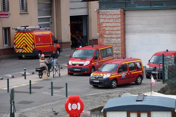 Tolosa Francia Aprile 2023 Veicoli Emergenza Rossi Due Minivan Furgone — Foto Stock