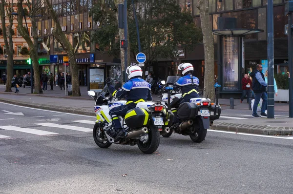Toulouse, Fransa - Şubat 2020 - Fransız Ulusal Polis Teşkilatı 'ndan iki motosikletli Carnot Bulvarı, Jean Jaures ve Wilson Meydanı kavşağında BMW motosiklet sürüyor. 