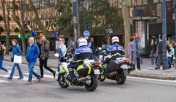 Toulouse, Fransa - Şubat 2020 - Fransız Ulusal Polis Teşkilatı 'ndan iki motosikletli Carnot Bulvarı, Jean Jaures ve Wilson Meydanı kavşağında BMW motosiklet sürüyor. 