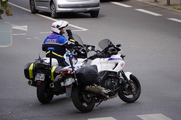 2021年9月 法国阿尔比 Albi 一名国家警察在一次反对健康护照和Covid 19限制的示威中 与两辆摩托车一起在路障前改变了交通路线 — 图库照片