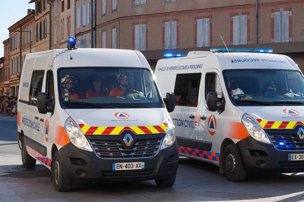 Альби Франция Июля 2022 Года Два Белых Микроавтобуса Renault Master — стоковое фото