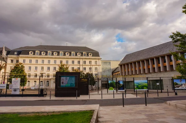 Troyes, Fransa - Eylül 2020 - Aube Konsey Ofisi, yerel yönetim, sağda Libration Meydanı 'ndaki Aube-Champagne Kongre Merkezi' nin yanında.