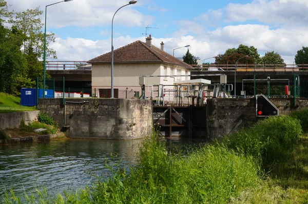 Reims Frankrijk Mei 2021 Een Sluiswachtershuis Een Drukke Omgeving Aan — Stockfoto