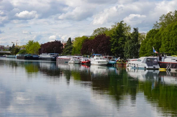 Reims, Fransa - Mayıs 2021 - Aisne 'den Marne Kanalı' na uzanan Vieux-Port (Eski Liman) limanındaki Paul Doumer Bulvarı 'nın rıhtımında Champagne-Ardenne Kanalı' nı geçen bir su yolu