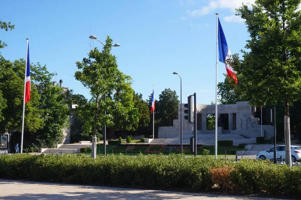 フランスのリム 2022年5月 リムスの戦争記念碑の死者への石碑によるフランスの国旗 両方の世界大戦のために建てられた リム広場 共和国の広場の前に — ストック写真