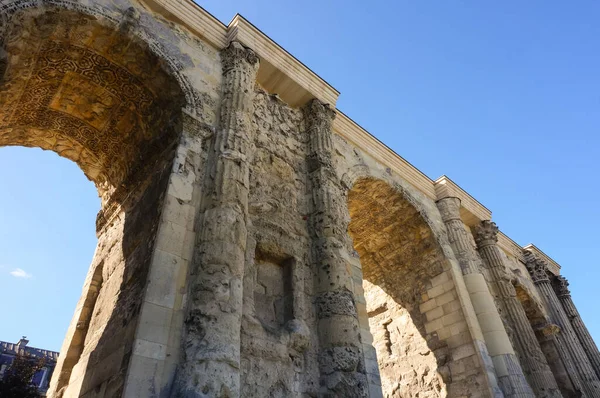 3ncü yüzyıldan kalma bir kalıntı olan Porte de Mars 'ın (Mars Kapısı) alçak açılı görüntüsü ve Fransa' nın kuzeydoğusundaki Reims 'de Hautes Promenades' in sonunda yer alan antik bir Roma zafer kemeri.