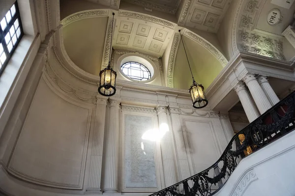 法国里姆斯 2022年9月 在市政厅的天花板上挂着吊灯 大楼梯上有一只眼罩 一个纪念牌匾和新路易十三风格的柱子 — 图库照片
