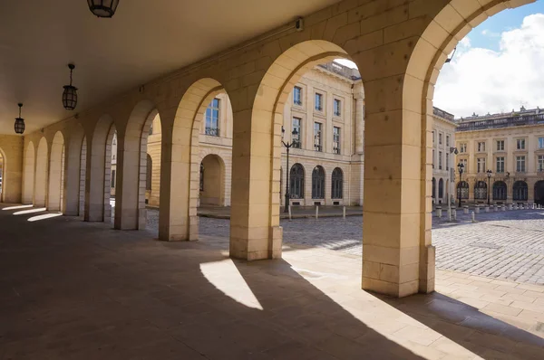 拱廊的拱门支撑着沿着皇家广场 Place Royale 的有盖通道 皇家广场是18世纪在法国东北部Reims市建造的标志性地标 — 图库照片