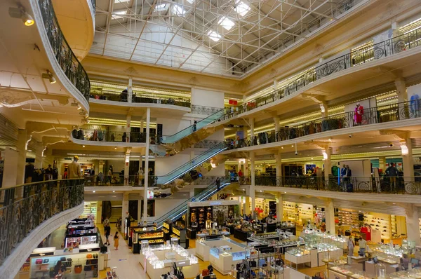 Reims, Fransa - Haziran 2021 Yerel Galeriler Lafayette 'in lüks, çok katlı manzarası, Rue de Vesle Caddesi' nde, moda alanında uzmanlaşmış tanınmış bir Fransız perakende zinciri.