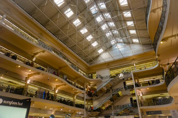 Reims, Fransa - Haziran 2021 - Düşük açılı tavan manzaralı, Lafayette yerel Galerisi 'nin içinde, Rue de Vesle Caddesi' nde, ünlü Fransız lüks mağazalar zinciri moda konusunda uzmanlaşmış.