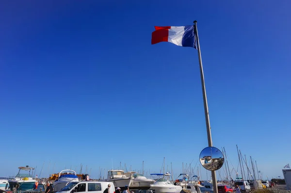 Fransa Nın Renkli Mavi Beyaz Kırmızı Bayrağı Beyaz Metal Bir — Stok fotoğraf