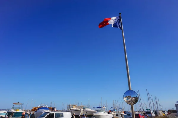 フランスの3色 赤の国旗は ホワイトメタルポールとヨットの上に飛びました — ストック写真
