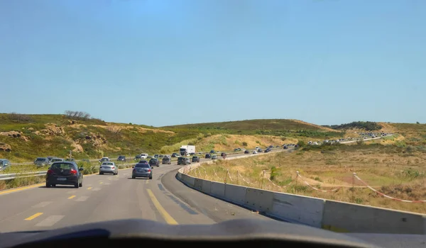 法国奥德 2020年8月 在通往纳尔本的高速公路弯道上行驶的汽车成行 穿过地中海神龛和干旱多山的风景 草地干枯 植被稀少 — 图库照片