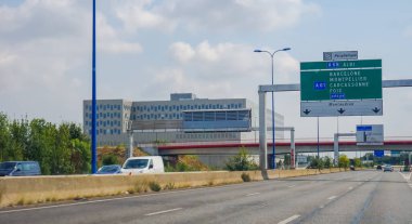 Toulouse, Fransa - Eylül 2018 - Çevre yolunun yanındaki beton B612 binasının inşaat alanı, araştırma enstitüsü IRT Saint-Exupry 'nin genel merkezi ve küme havacılık vadisi