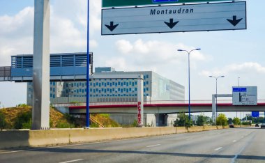 Toulouse, Fransa - Eylül 2018 - Çevre yolunun yanındaki beton B612 binasının inşaat alanı, araştırma enstitüsü IRT Saint-Exupry 'nin genel merkezi ve küme havacılık vadisi