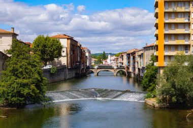 Castres 'in tarihi şehir merkezinde Agout Nehri, Fransa' nın Montagne Noire kentindeki Fransız 
