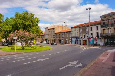 Castres, Fransa - Ağustos 2021 - Castres şehir merkezinde sakin bir pazar günü, ana caddelerden biri olan Henri Sizaire bulvarı ve bazı geleneksel evlerin yer aldığı