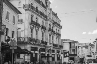 Mazamet, Fransa - Ağustos 2018 - Mazamet şehir merkezinin ana caddesi olan Cours Ren Reilles 'deki zarif Haussmann tarzı bir kasaba binasının siyah beyaz fotoğrafı