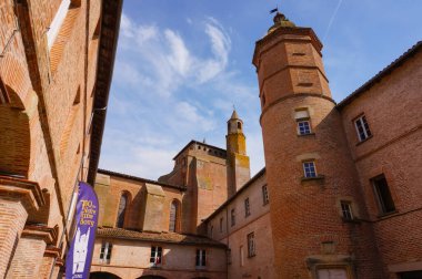 Rönesans tuğla kulesi ve 700 yıllık Notre-Dame du Bourg kilisesinin çan kulesi, Fransa 'daki Rabastens belediye binasının avlusunda asılı bir Güney Gotik UNESCO Dünya Mirası Alanı.
