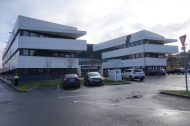 Albi, Fransa - Aralık 2019 - Geometrik çizgileri olan modern ofis binası, Fransız sosyal güvenliğinin bir kolu olan kamu sağlık sigortasının (Ameli-CPAM du Tarn) bölge genel merkezine ev sahipliği yapmaktadır.