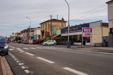 Albi, Fransa - Ekim 2019 - Francois Verdier 'in sakin caddesi şehrin popüler bir mahallesinde, restoranlar ve çiçekçiler gibi yerel işletmelerle çevrili, park halindeki arabalarla çevrili