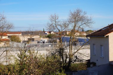 Albi, Fransa - Kasım 2020 - Fransa Adalet Bakanlığı tarafından işletilen, kentin banliyölerindeki bir cezaevi merkezi olan Albi ev hapsinin yeni inşa edilmiş beton dış duvarı ve dikenli çitleri