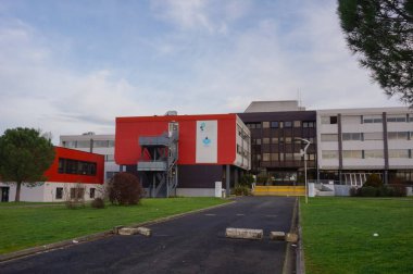 Albi - Caussels, Fransa - Aralık 2020 - Occitanie merkezli Clinipole şirketi tarafından işletilen bir tıbbi tesis olan Toulouse-Lautrec özel hastanesinin ön cephesinde ana giriş ve hangar pencereleri