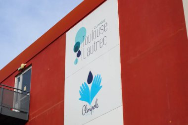 Albi - Caussels, Fransa - Aralık 2020 - Occitanie merkezli Clinipole şirketi tarafından işletilen bir tıbbi tesis olan Toulouse-Lautrec özel hastanesinin ön cephesinde ana giriş ve hangar pencereleri