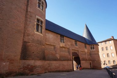 Albi, Fransa - Ağustos 2021 - Quai Choiseul 'daki Berbie Sarayı' nın dış cephesi; şimdi bir müze olan kale, eski bir piskoposluk konutuydu ve UNESCO 'nun Dünya Mirası Alanında yer almaktadır.
