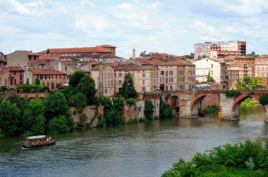Albi, Fransa - Temmuz 2018 - Şehrin kuzey yakası Tarn nehri, Pont-Vieux nehri, gabarre (nehir botu) ile