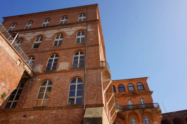 Eski, büyük bir su değirmeni, kullanılmayan bir değirmen taşının altında, Fransa 'nın güneyindeki UNESCO Dünya Mirası Bölgesi' nin tarihi Episkopos şehri Albi 'deki Tarn Nehri' nin üzerinde kırmızı tuğladan inşa edilmiş.