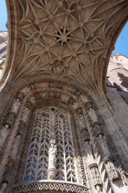 Kemerli cam pencere, Flamboyant Gotik ile süslenmiş, 15. yüzyıl Sainte-Cile Katedrali 'nin giriş kapısının üzerinde, Güney Fransa' nın Albi şehrinde,