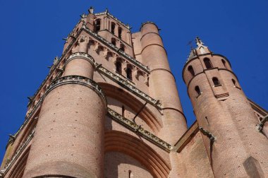 Fransa 'nın Albi kentindeki ortaçağ Sainte-Cile Katedrali' nin 78 metrelik yüksek çan kulesinin alçak açılı görüntüsü.