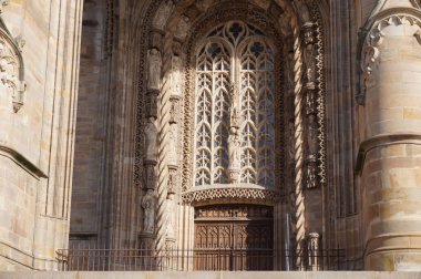 Kemerli cam pencere, Flamboyant Gotik ile süslenmiş, 15. yüzyıl Sainte-Cile Katedrali 'nin giriş kapısının üzerinde, Güney Fransa' nın Albi şehrinde,