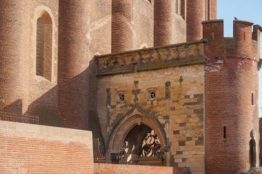 Albi, Fransa - Ağustos 2021 - Quai Choiseul 'daki Berbie Sarayı' nın dış cephesi; şimdi bir müze olan kale, eski bir piskoposluk konutuydu ve UNESCO 'nun Dünya Mirası Alanında yer almaktadır.